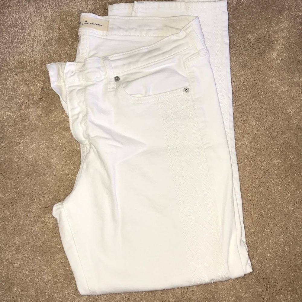 White gap jeans with pattern